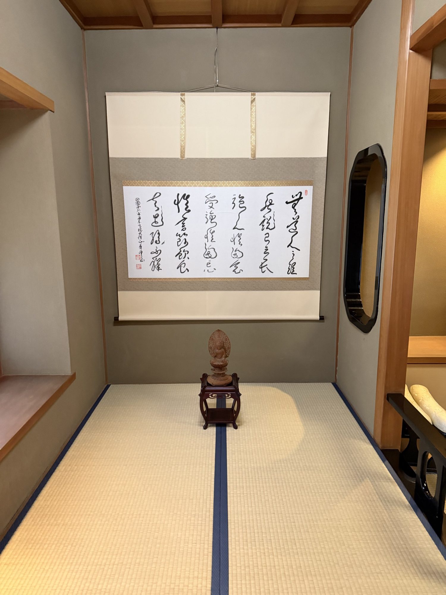安楽寺の床の間 — 掛軸と仏像