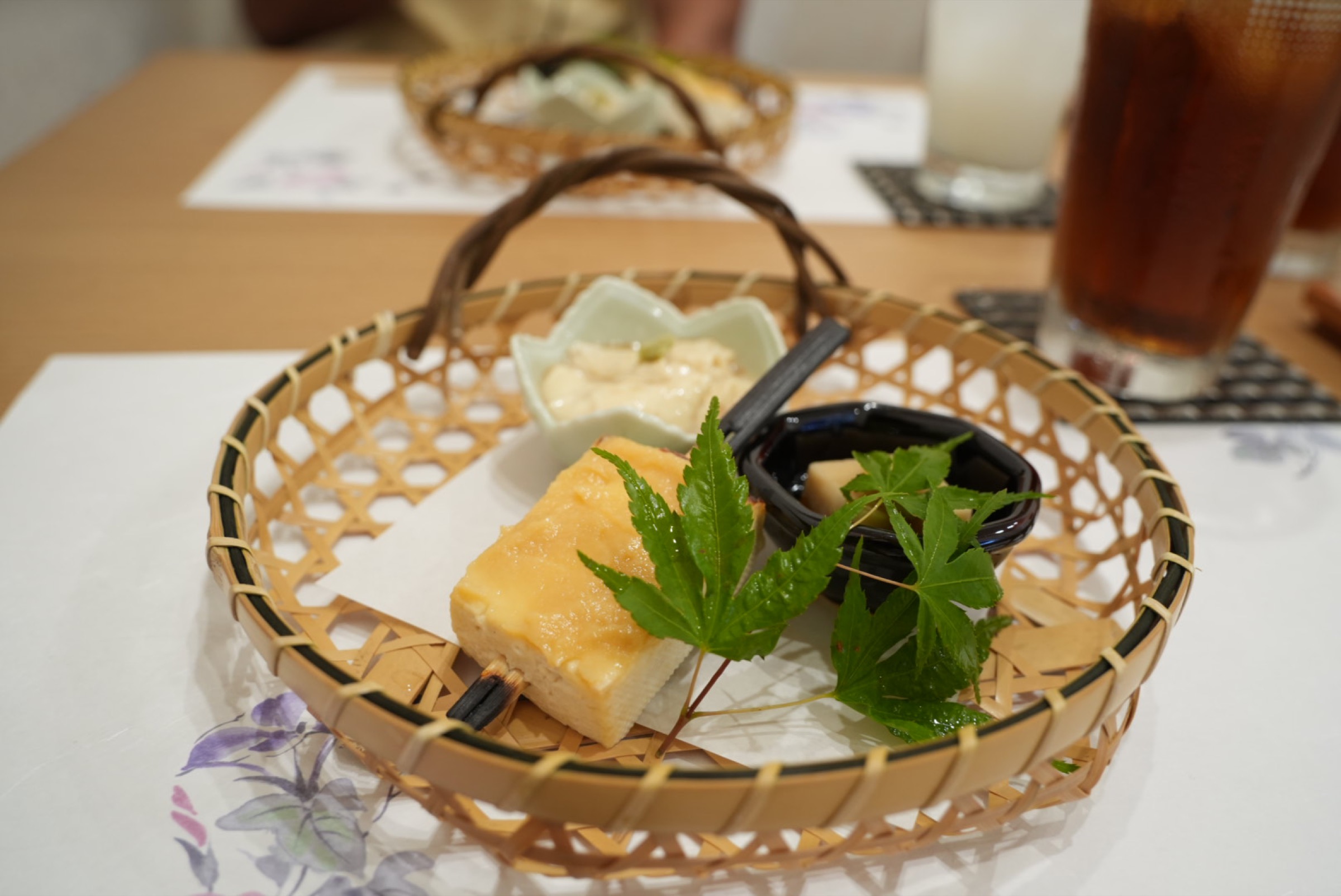 竹かごに盛られた懐石の一品