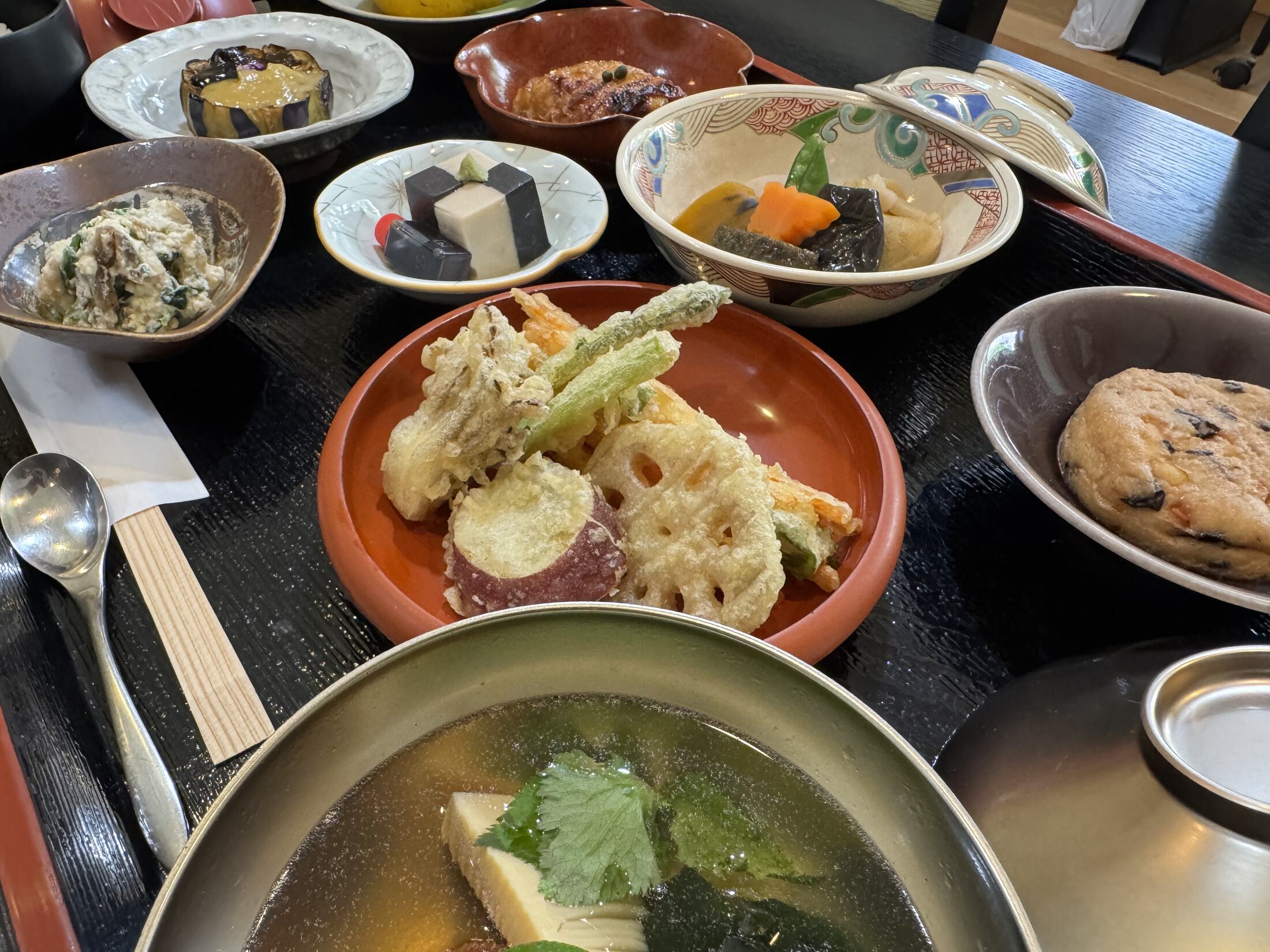 安楽寺の精進料理 — 野菜の天ぷら、炊き合わせ、白和え