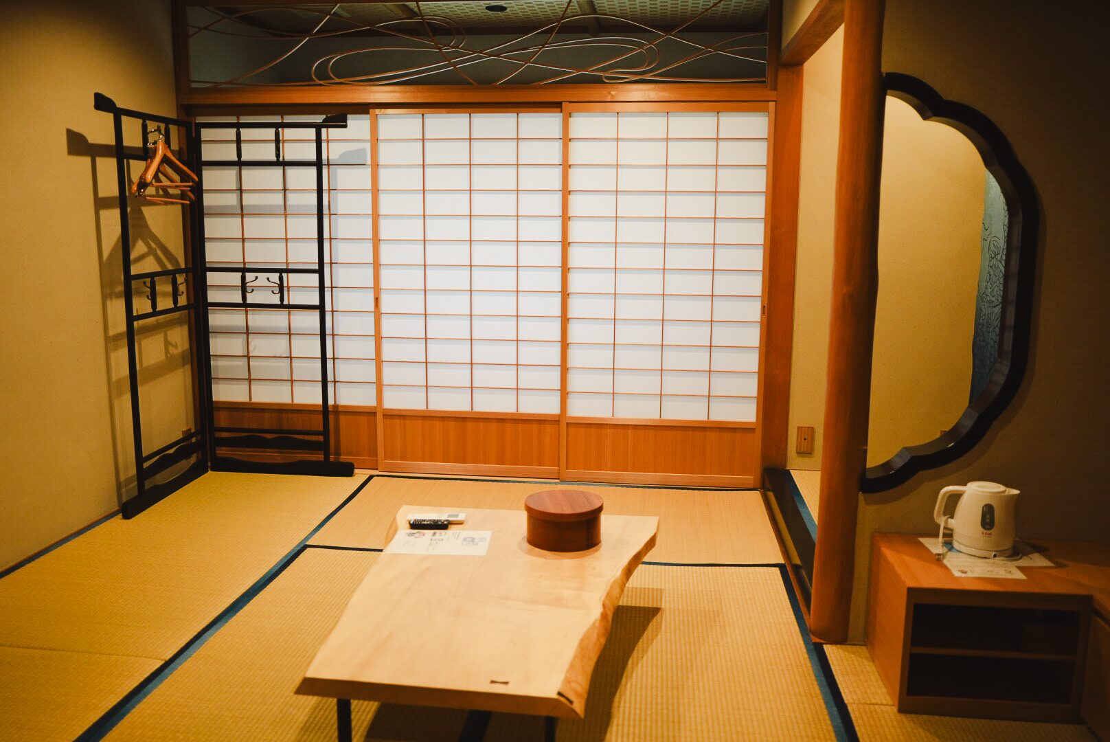 客室 — 障子と一枚板の座卓